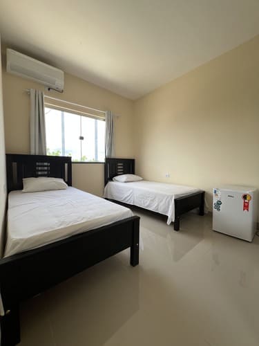 Imagem do quarto do hotel brilhante 2 em itacarambi minas gerais.