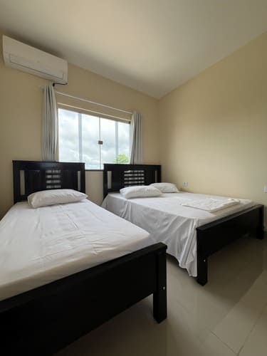 Imagem do quarto do hotel brilhante 2 em itacarambi minas gerais.