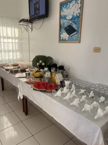 Imagem do café da manhã gratuito do hotel brilhante em itacarambi minas gerais.