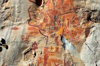 Imagem dos desenhos que ficam dentro das cavernas do peruaçu que fica proxímo ao hotel brilhante itacarambi.