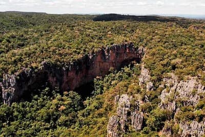 Imagem da caverna do peruaçu vista de cima que fica proxíma ao hotel brilhante de itacarambi minas gerais.